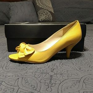 Anne Klein yellow peep toe heels